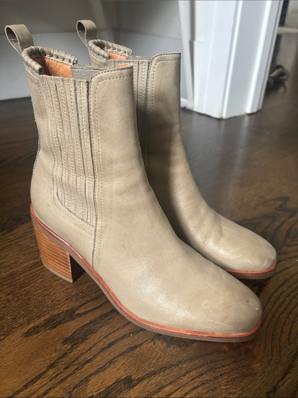 Silent D Leather Block Heel Chelsea Boots